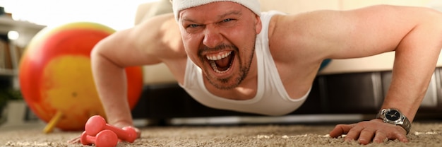 Hombre trabajando en casa, entrenamiento deportivo masculino