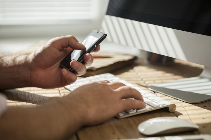 Foto hombre trabajando desde casa usando teléfono inteligente