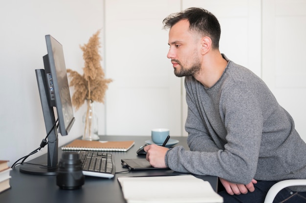 Foto hombre trabajando desde casa