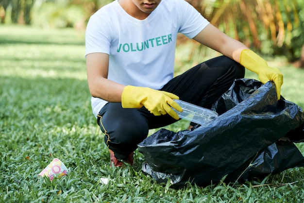 Hombre trabajando como voluntario en el parque