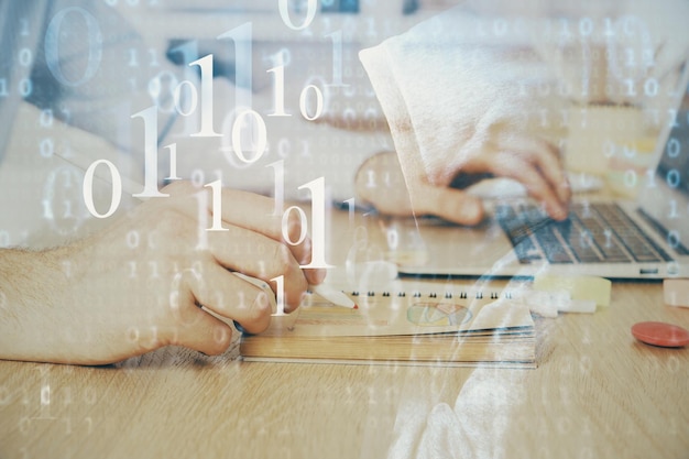 Un hombre trabajando en una computadora con un dibujo temático de tecnología Concepto de big data Exposición múltiple