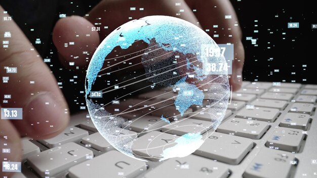 Hombre trabajando en computadora con gráfico de modernización de codificación matemática