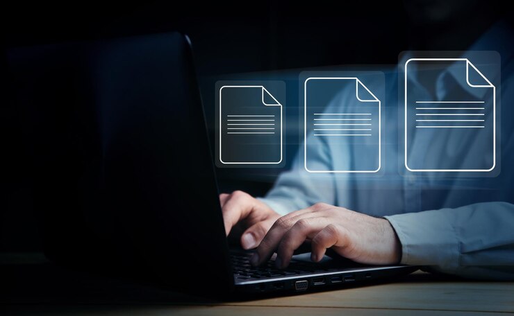 Foto hombre trabajando computadora con icono de archivo