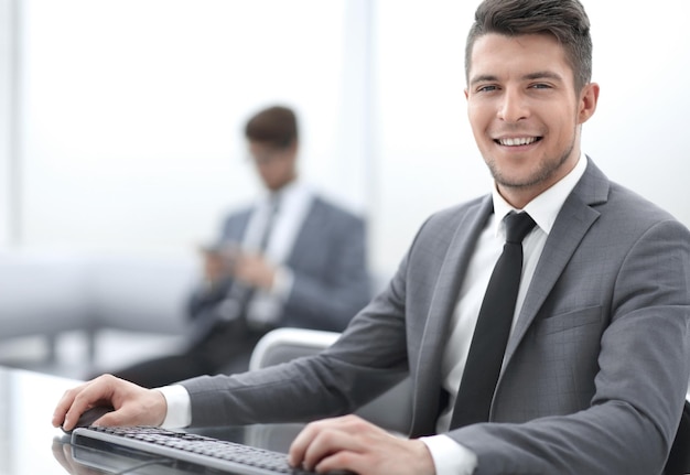 Hombre trabajando en la computadora en la oficina contemporánea