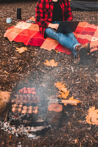 Hombre trabajando en la computadora portátil en el camping otoño temporada de otoño. concepto freelance