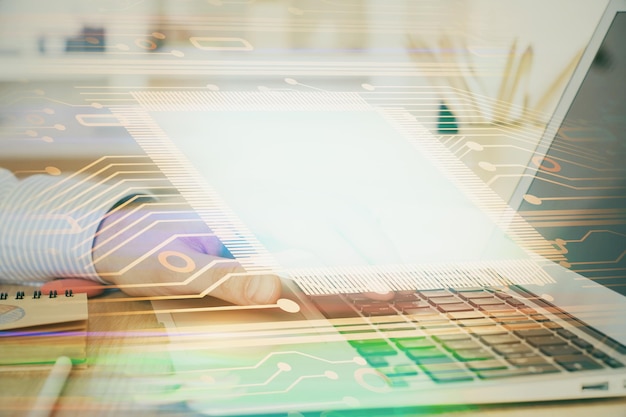 Un hombre trabajando en una computadora portátil con dibujo temático de tecnología Concepto de big data Doble exposición