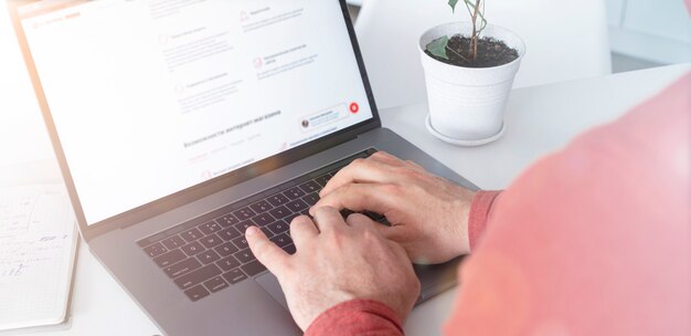 Hombre trabajando en la computadora portátil en la oficina en casa