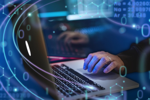 Hombre trabajando en una computadora portátil en la oscuridad