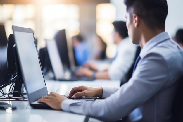 Foto un hombre está trabajando en una computadora portátil con otras personas en el fondo