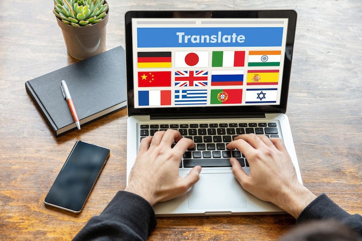 Foto hombre trabajando en una computadora portátil con la palabra traducir en la pantalla de la computadora