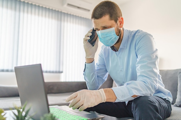 Foto hombre trabajando en una computadora portátil