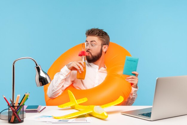 Foto hombre trabajando en una computadora portátil