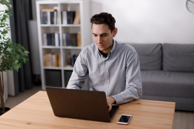 Hombre trabajando en una computadora portátil