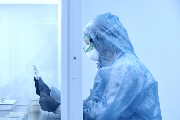 Hombre trabajando contra el cielo azul