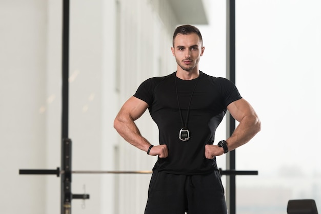 Hombre trabajando con cronómetro en un gimnasio.