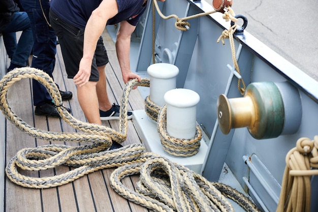 Hombre trabajando en cuerda en un barco