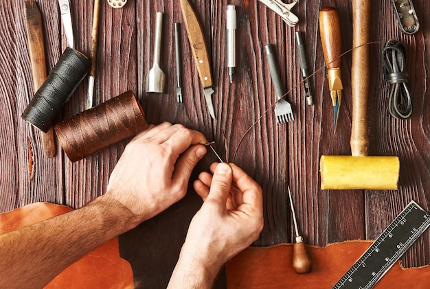 Foto hombre trabajando con cuero