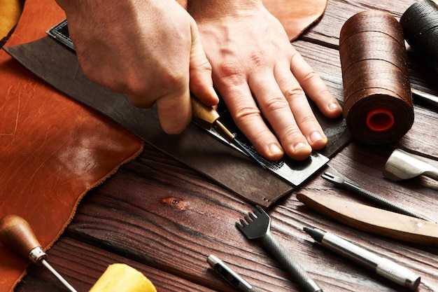 Foto hombre trabajando con cuero