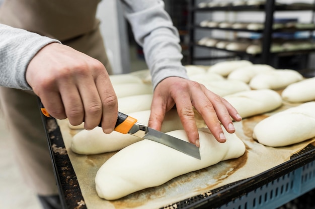 Foto hombre trabajando en deliciosos panes frescos