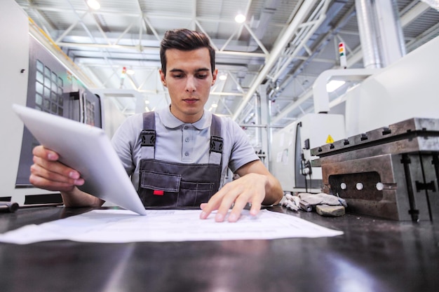 Hombre trabajando con documentos en planta