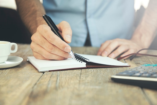 Hombre trabajando y escribiendo