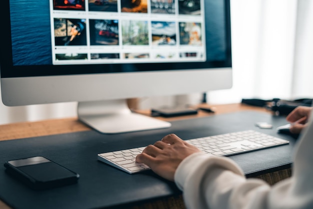 Hombre trabajando en el escritorio de la computadora en la oficina de casa