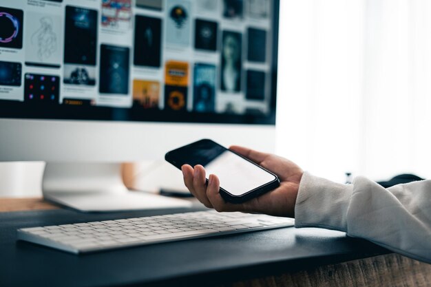 Hombre trabajando en el escritorio de la computadora en la oficina de casa