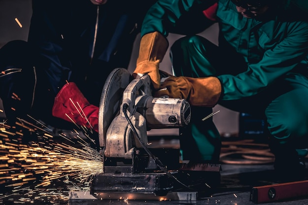 Foto hombre trabajando en la exhibición