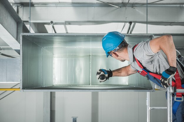 Hombre trabajando en una fábrica