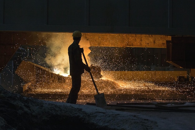 Hombre trabajando en una fábrica