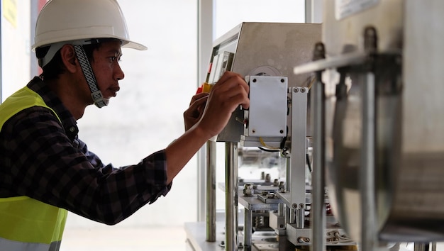 Foto hombre trabajando en una fábrica