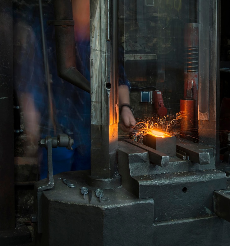Foto hombre trabajando en una fábrica