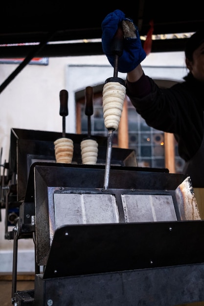 Foto hombre trabajando en una fábrica