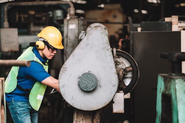 Foto hombre trabajando en una fábrica