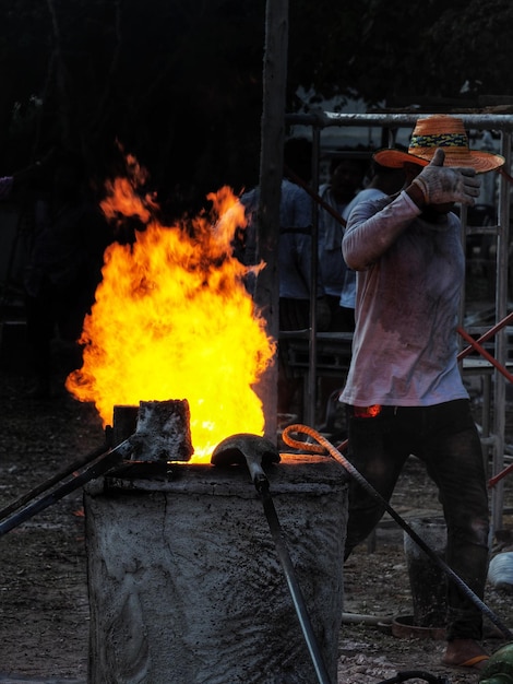 Foto hombre trabajando en el fuego