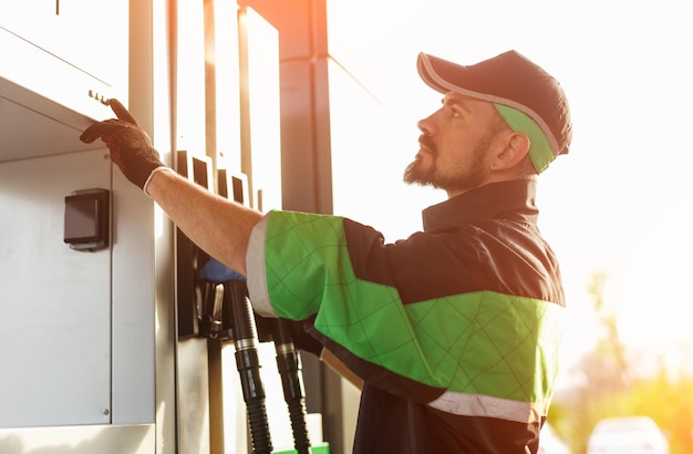 Hombre trabajando en gasolinera