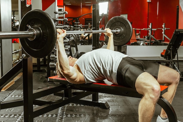 Hombre trabajando en el gimnasio local.