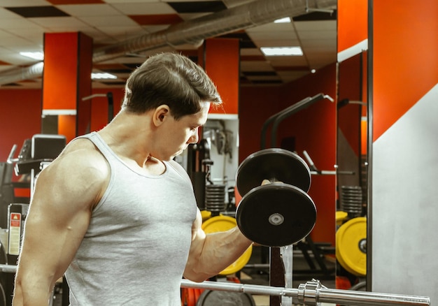 Hombre trabajando en el gimnasio local.