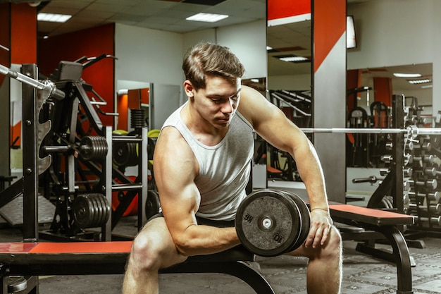 Hombre trabajando en el gimnasio local.