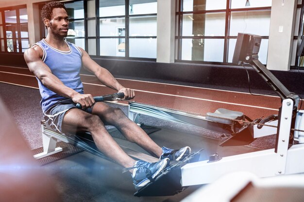 Hombre trabajando en el gimnasio