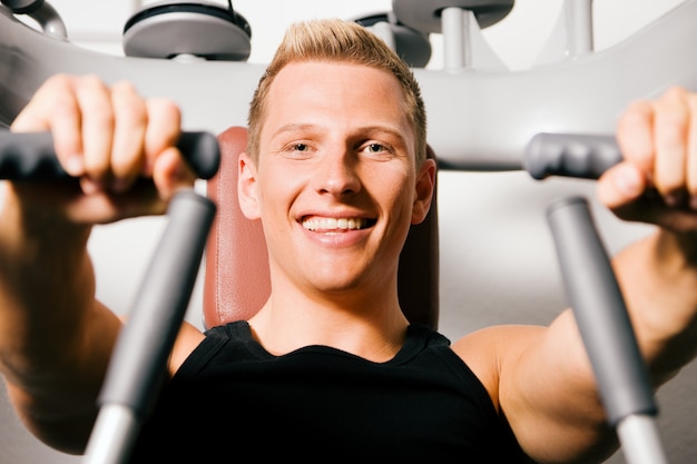 Hombre trabajando en el gimnasio