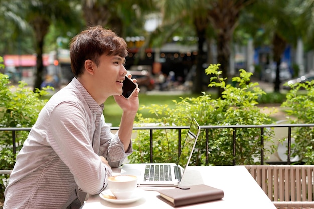 Hombre Trabajando Laptop Conectando Concepto Redes