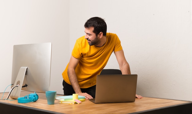 Hombre trabajando con laptot en una oficina