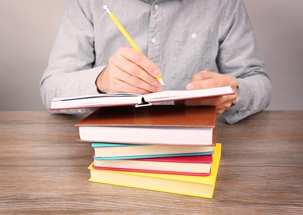 Hombre trabajando con libros de cerca