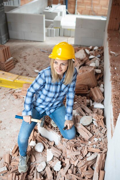 Hombre trabajando en madera en un sitio de construcción