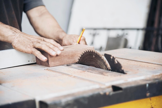 Hombre trabajando en madera
