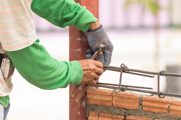 Foto hombre trabajando en madera