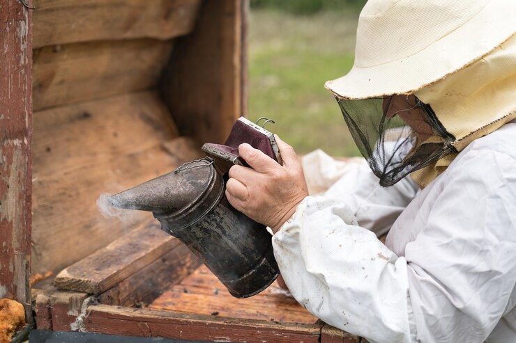 Foto hombre trabajando en madera