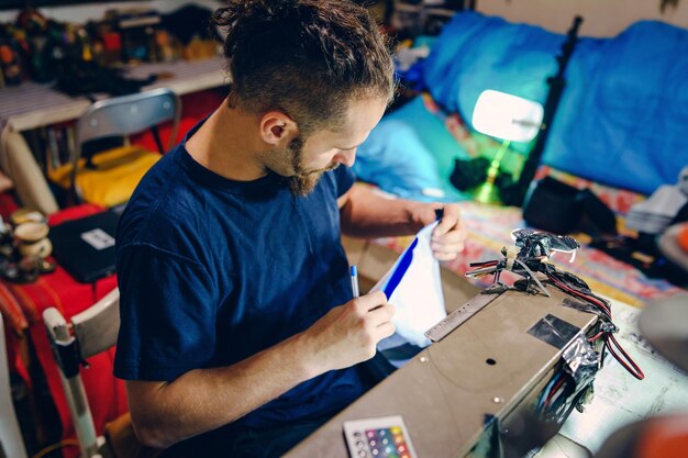 Hombre trabajando en una máquina de coser