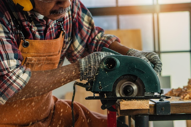 Foto hombre trabajando en una máquina